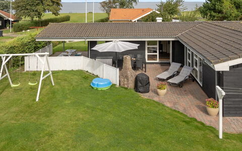 Gull - 150M from the Sea: Dak, Huis, Woongebied, Huis, Landgoed, Verblijf, Schaduw, Gazon, Tuin, Werf