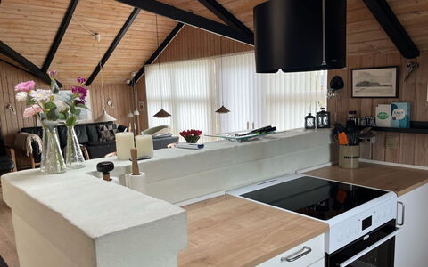 Thorgot - 400M from the Sea: Countertop, Keuken, Meubilair, Flooring, Interieur Ontwerp, Hout, Toestel Van De Keuken, Lichte Inrichting, Plafond, Cabinetry