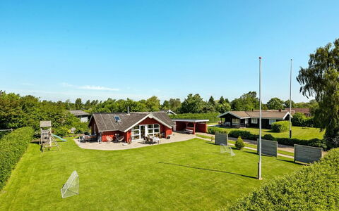 Thorgot - 400M from the Sea: Struik, Stedelijk Ontwerp, Groundcover, Steen, Appartement, Landgoed, Metselwerk, Balkon, Landscaping