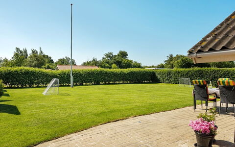Thorgot - 400M from the Sea: Struik, Stedelijk Ontwerp, Groundcover, Steen, Appartement, Landgoed, Metselwerk, Balkon, Landscaping