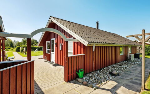 Thorgot - 400M from the Sea: Struik, Stedelijk Ontwerp, Groundcover, Steen, Appartement, Landgoed, Metselwerk, Balkon, Landscaping