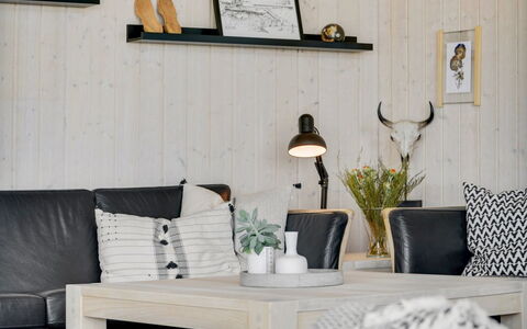 Fridtjof - 100M from the Sea: Meubilair, Interieur Ontwerp, Woonkamer, Flooring, Huis, Bankstel, Verdieping, Kamer