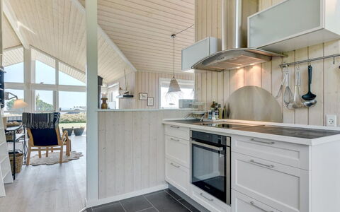 Fridtjof - 100M from the Sea: Hout, Plafond, Flooring, Interieur Ontwerp, Keuken, Verdieping, Countertop, Huis, Meubilair, Houten Vloer