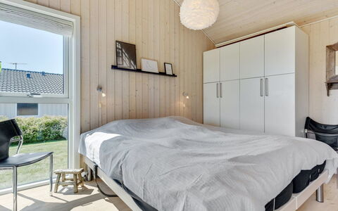 Fridtjof - 100M from the Sea: Hout, Slaapkamer, Plafond, Bed, Interieur Ontwerp, Flooring, Verdieping, Laken, Bedding, Meubilair