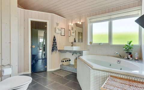 Fridtjof - 100M from the Sea: Loodgieterswerkinrichting, Interieur Ontwerp, Flooring, Plafond, Verdieping, Loodgieter, Kraan, Badkamer, Wastafel, Huis