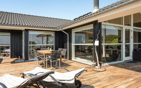 Fridtjof - 100M from the Sea: Hout, Huis, Dak, Deur, Veranda, Dek, Hardwood, Houten Vloer, Verblijf, Schaduw