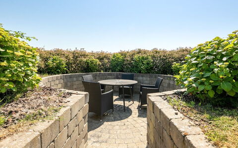 Fridtjof - 100M from the Sea: Tuin, Buitenmeubels, Stenen Muur, Landscaping, Flagstone, Backyard, Werf, Buitentafel, Haag, Patio