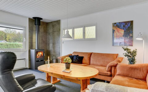 Cenia - 450M from the Sea: Meubilair, Flooring, Interieur Ontwerp, Hout, Verdieping, Plafond, Bankstel, Woonkamer, Kamer, Verlichting