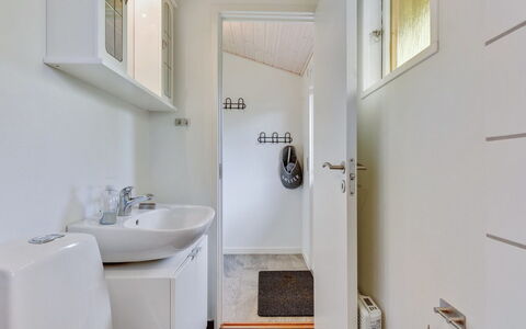 Cenia - 450M from the Sea: Muur, Loodgieterswerkinrichting, Flooring, Hout, Verdieping, Badkamer, Interieur Ontwerp, Kraan, Wastafel, Wastafel In De Badkamer