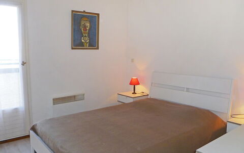 Hameau de Provence: Kamer, Eigendom, Slaapkamer, Meubilair, Bed, Verdieping, Muur, Laken, Interieur Ontwerp, Bed Frame