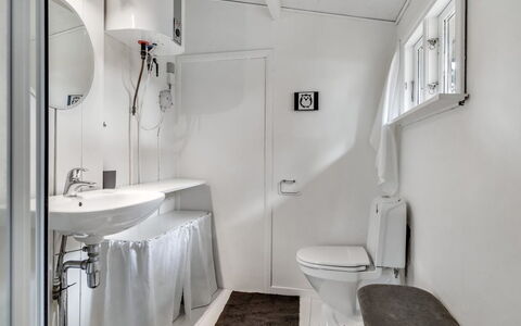 Heinke - 2Km from the Sea: Loodgieterswerkinrichting, Verdieping, Wastafel, Flooring, Interieur Ontwerp, Toilet, Badkamer, Loodgieter, Wc Bril, Kraan
