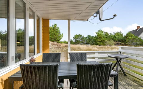 Heinke - 2Km from the Sea: Meubilair, Hout, Stoel, Verdieping, Veranda, Flooring, Huis, Schaduw, Beits, Dek