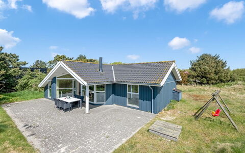 Dagny - 300M from the Sea: Meubilair, Buitenmeubels, Tableware, Tafel, Drinkware, Stoel, Buitentafel, Voedsel, Fles