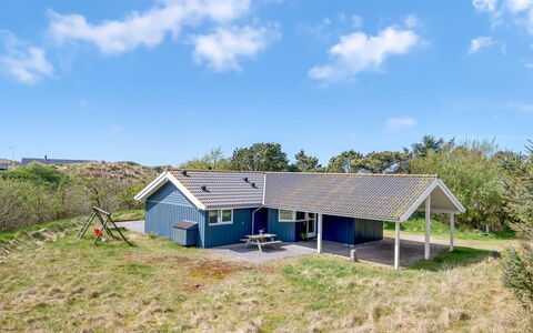 Dagny - 300M from the Sea: Meubilair, Buitenmeubels, Tableware, Tafel, Drinkware, Stoel, Buitentafel, Voedsel, Fles