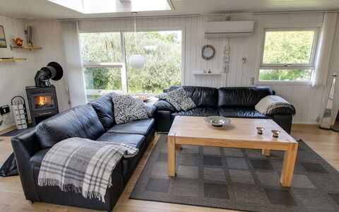 Aatos - 500M from the Sea: Meubilair, Bankstel, Flooring, Verdieping, Interieur Ontwerp, Hout, Woonkamer, Houten Vloer, Huis, Kamer