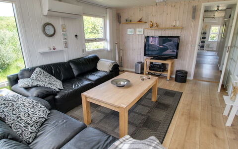 Aatos - 500M from the Sea: Hout, Flooring, Verdieping, Huis, Bankstel, Woonkamer, Hardwood, Beits, Verblijf