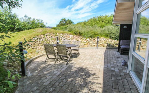 Aatos - 500M from the Sea: Flagstone, Land Lot, Tuin, Groundcover, Cobblestone, Landscaping, Schaduw, Gang, Backyard, Werf