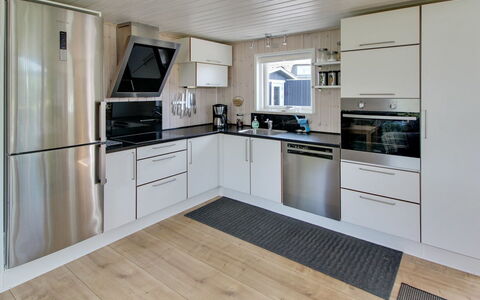 Aatos - 500M from the Sea: Flooring, Hout, Keuken, Verdieping, Interieur Ontwerp, Houten Vloer, Plafond, Major Appliance, Countertop, Toestel Van De Keuken