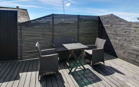 Aatos - 500M from the Sea: Hout, Dek, Buitenmeubels, Houten Vloer, Hardwood, Plank, Samengesteld Materiaal, Schaduw, Balkon