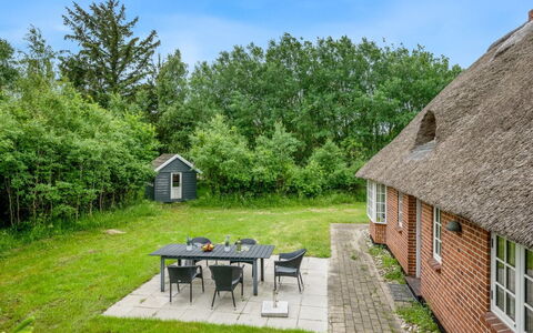 Thoren - 2Km from the Sea: Struik, Stedelijk Ontwerp, Groundcover, Steen, Appartement, Landgoed, Metselwerk, Balkon, Landscaping