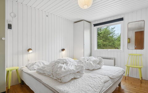 Elin - 3Km from the Sea: Muur, Slaapkamer, Plafond, Interieur Ontwerp, Bed, Bedding, Laken, Verdieping, Flooring, Bed Frame