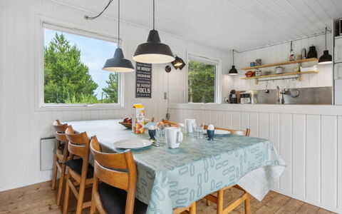 Elin - 3Km from the Sea: Meubilair, Hout, Interieur Ontwerp, Flooring, Plafond, Keuken En Eettafel, Keuken, Stoel, Verdieping, Lichte Inrichting