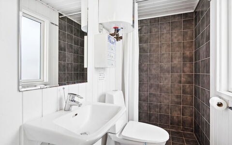 Elin - 3Km from the Sea: Loodgieterswerkinrichting, Wc Bril, Flooring, Toilet, Verdieping, Interieur Ontwerp, Badkamer, Wastafel, Loodgieter, Plafond