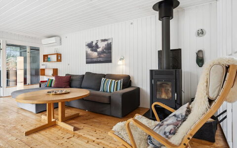 Elin - 3Km from the Sea: Flooring, Verdieping, Meubilair, Interieur Ontwerp, Hout, Houten Vloer, Plafond, Kamer, Woonkamer, Bankstel
