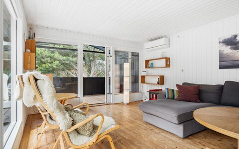 Elin - 3Km from the Sea: Interieur Ontwerp, Flooring, Meubilair, Verdieping, Houten Vloer, Hout, Plafond, Bankstel, Woonkamer, Kamer