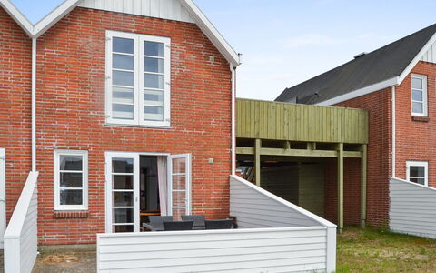 Urmas - 1Km from the Sea: Huis, Dak, Huis, Verblijf, Metselwerk, Steen, Siding, Werf, Landgoed