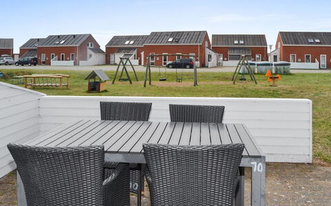 Urmas - 1Km from the Sea: Buitenmeubels, Werf, Gazon, Buitentafel, Schaduw, Stoel, Landscaping, Backyard, Patio