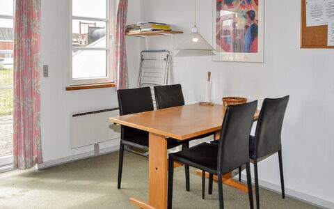 Urmas - 1Km from the Sea: Meubilair, Flooring, Verdieping, Interieur Ontwerp, Stoel, Tafel, Hout, Eetkamer, Houten Vloer, Verlichting