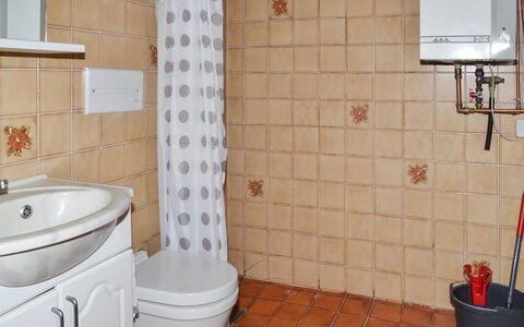 Urmas - 1Km from the Sea: Badkamer, Loodgieterswerkinrichting, Flooring, Verdieping, Wastafel In De Badkamer, Interieur Ontwerp, Wastafel, Kraan, Wc Bril, Toilet