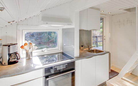 Eliene - 500M from the Sea: Keuken, Major Appliance, Toestel Van De Keuken, Hout, Countertop, Interieur Ontwerp, Flooring, Plafond, Verdieping, Loodgieterswerkinrichting