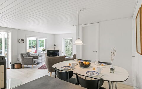 Eliene - 500M from the Sea: Plafond, Flooring, Interieur Ontwerp, Verdieping, Samengesteld Materiaal, Meubilair, Toevlucht, Hotel, Ontwerp, Daylighting