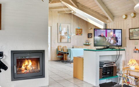 Angelika - 1.6Km from the Sea: Meubilair, Interieur Ontwerp, Stoel, Flooring, Tafel, Toevlucht, Verdieping, Plafond, Kamer, Eco Hotel