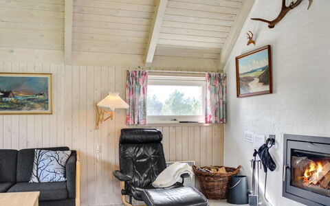 Angelika - 1.6Km from the Sea: Meubilair, Interieur Ontwerp, Stoel, Flooring, Tafel, Toevlucht, Verdieping, Plafond, Kamer, Eco Hotel