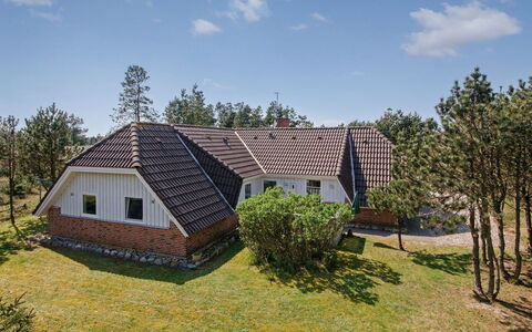 Tuula - 1Km from the Sea: Dak, Huis, Huis, Verblijf, Siding, Landgoed, Oprit, Garden Gebouwen, Werf, Schuur