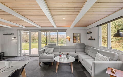 Blia - 1.5Km from the Sea: Hout, Plafond, Interieur Ontwerp, Flooring, Verdieping, Meubilair, Houten Vloer, Bankstel, Woonkamer, Hardwood