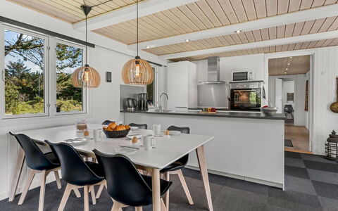 Blia - 1.5Km from the Sea: Hout, Interieur Ontwerp, Flooring, Plafond, Meubilair, Keuken En Eettafel, Lichte Inrichting, Verdieping, Verlichting, Eetkamer