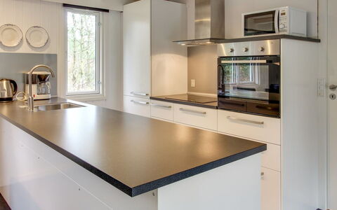 Blia - 1.5Km from the Sea: Countertop, Keuken, Interieur Ontwerp, Flooring, Cabinetry, Hout, Loodgieterswerkinrichting, Huis, Verdieping, Gootsteen