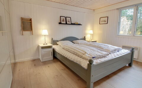 Blia - 1.5Km from the Sea: Bed, Slaapkamer, Meubilair, Hout, Flooring, Interieur Ontwerp, Laken, Bedding, Verdieping, Bed Frame