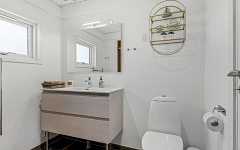 Blia - 1.5Km from the Sea: Flooring, Loodgieterswerkinrichting, Verdieping, Interieur Ontwerp, Wastafel, Badkamerkast, Toilet, Wc Bril, Badkamer, Plafond