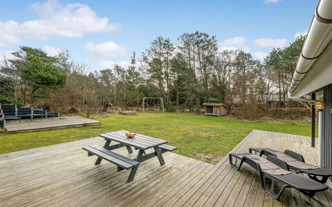 Yuma - 1Km from the Sea: Hout, Dak, Architectuur, Huis, Huis, Verblijf, Siding, Hardwood, Helling, Landgoed