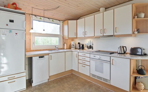 Gudni - 250M from the Sea: Keuken, Countertop, Hout, Toestel Van De Keuken, Interieur Ontwerp, Flooring, Major Appliance, Plafond, Cabinetry, Meubilair