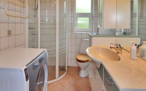 Gudni - 250M from the Sea: Loodgieterswerkinrichting, Flooring, Interieur Ontwerp, Badkamer, Verdieping, Wastafel In De Badkamer, Wastafel, Loodgieter, Badkamerkast, Kraan