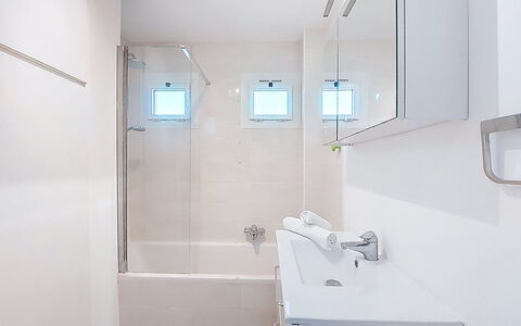 La Calanque D'Or: Badkamer, Loodgieterswerkinrichting, Muur, Flooring, Interieur Ontwerp, Verdieping, Loodgieter, Bad, Plafond, Kamer