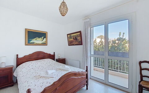 La Calanque D'Or: Meubilair, Bed, Slaapkamer, Interieur Ontwerp, Hout, Laken, Verdieping, Kamer, Bedding, Flooring