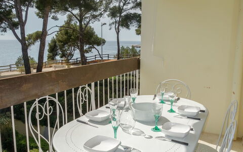 La Calanque D'Or: Tafel, Tableware, Meubilair, Eigendom, Gebouw, Stoel, Fabriek, Dishware, Tafelkleed, Lucht