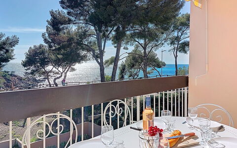 La Calanque D'Or: Meubilair, Linens, Balkon, Toevlucht, Tafelkleed, Stoel, Schaduw, Hotel, Keuken En Eettafel, Buitenmeubels